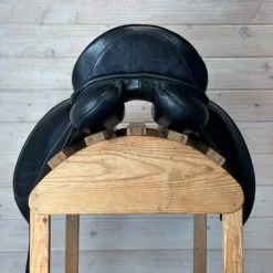 Used Revere Dressage Saddle 17.5/M 18 Used Revere Dressage Saddle 17.5/M -Western Tack Outlet Store 322 Cantle 00242.1684363610