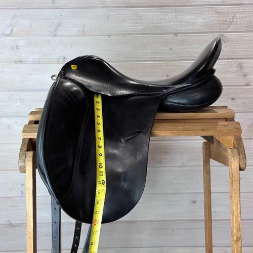 Used Revere Dressage Saddle 17.5/M 1 Used Revere Dressage Saddle 17.5/M